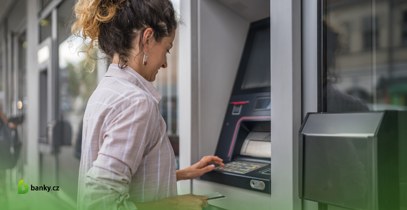 Kolik stojí výběr z bankomatu?