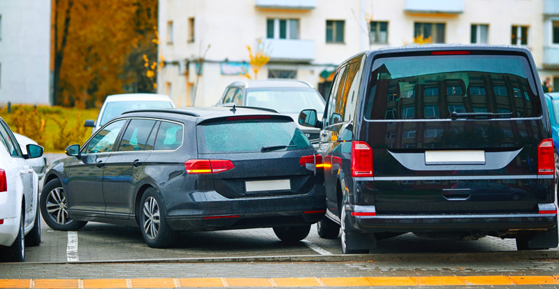 Co dělat, když najdete své auto poškozené na parkovišti?