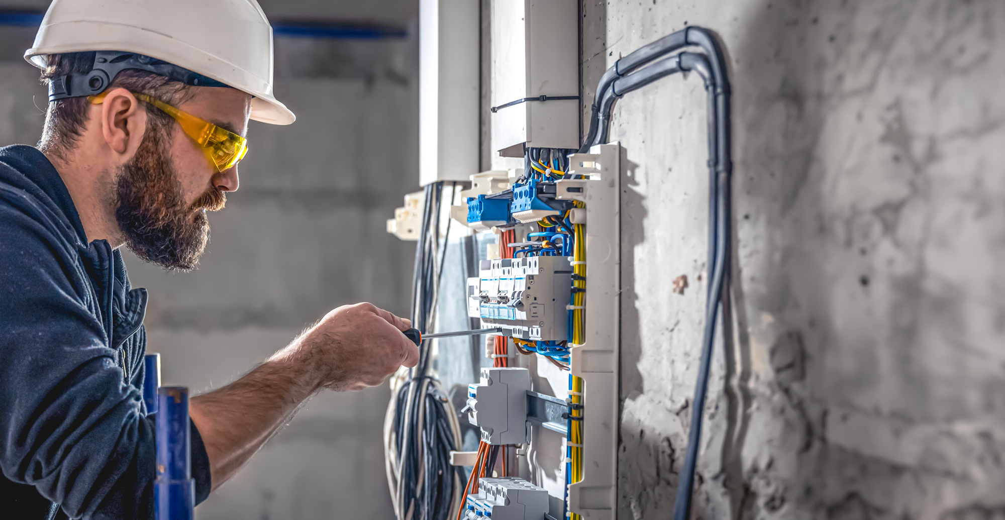 Pojištění nemovitosti a revize elektroinstalace: Víte, kdy je povinná a kolik stojí? Pojištění nemovitosti a revize elektroinstalace: Víte, kdy je povinná a kolik stojí?