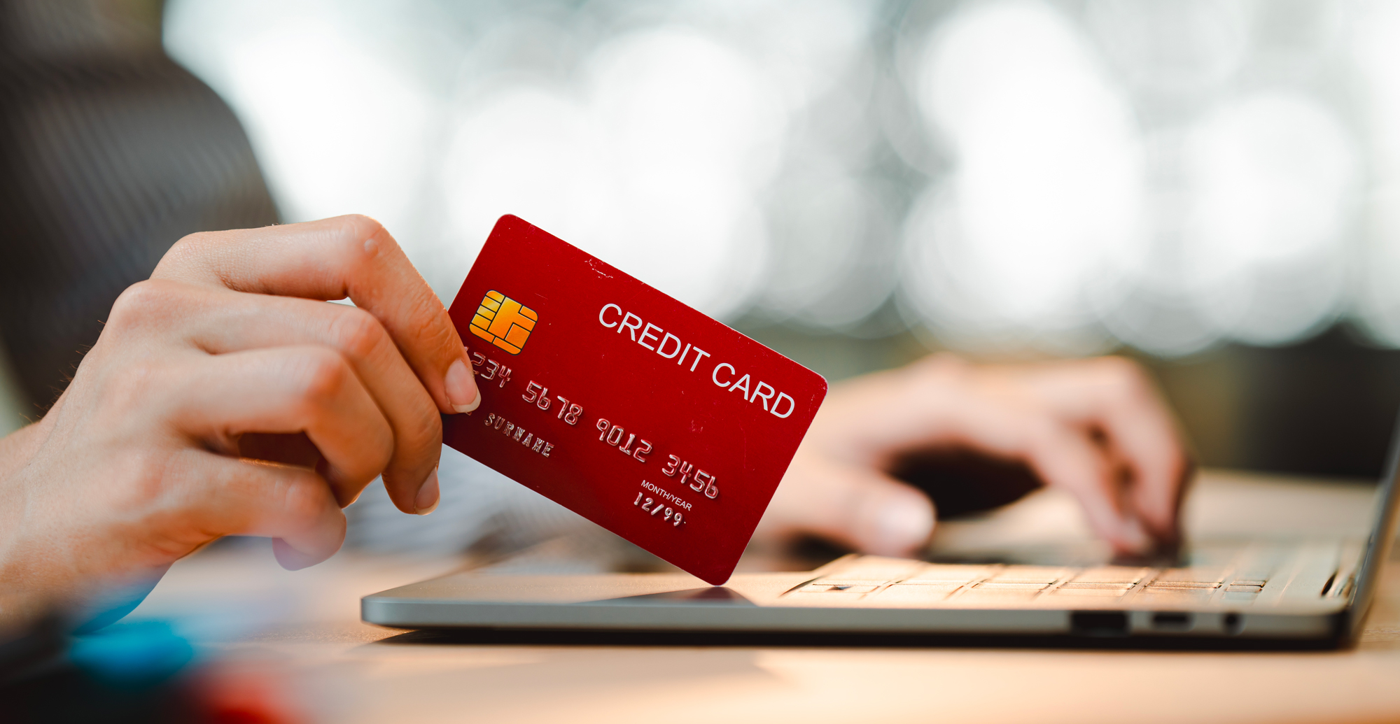 Kreditní vs. debetní karta %current-year%: rozdíly, výhody a poplatky Kreditní vs. debetní karta %current-year%: rozdíly, výhody a poplatky