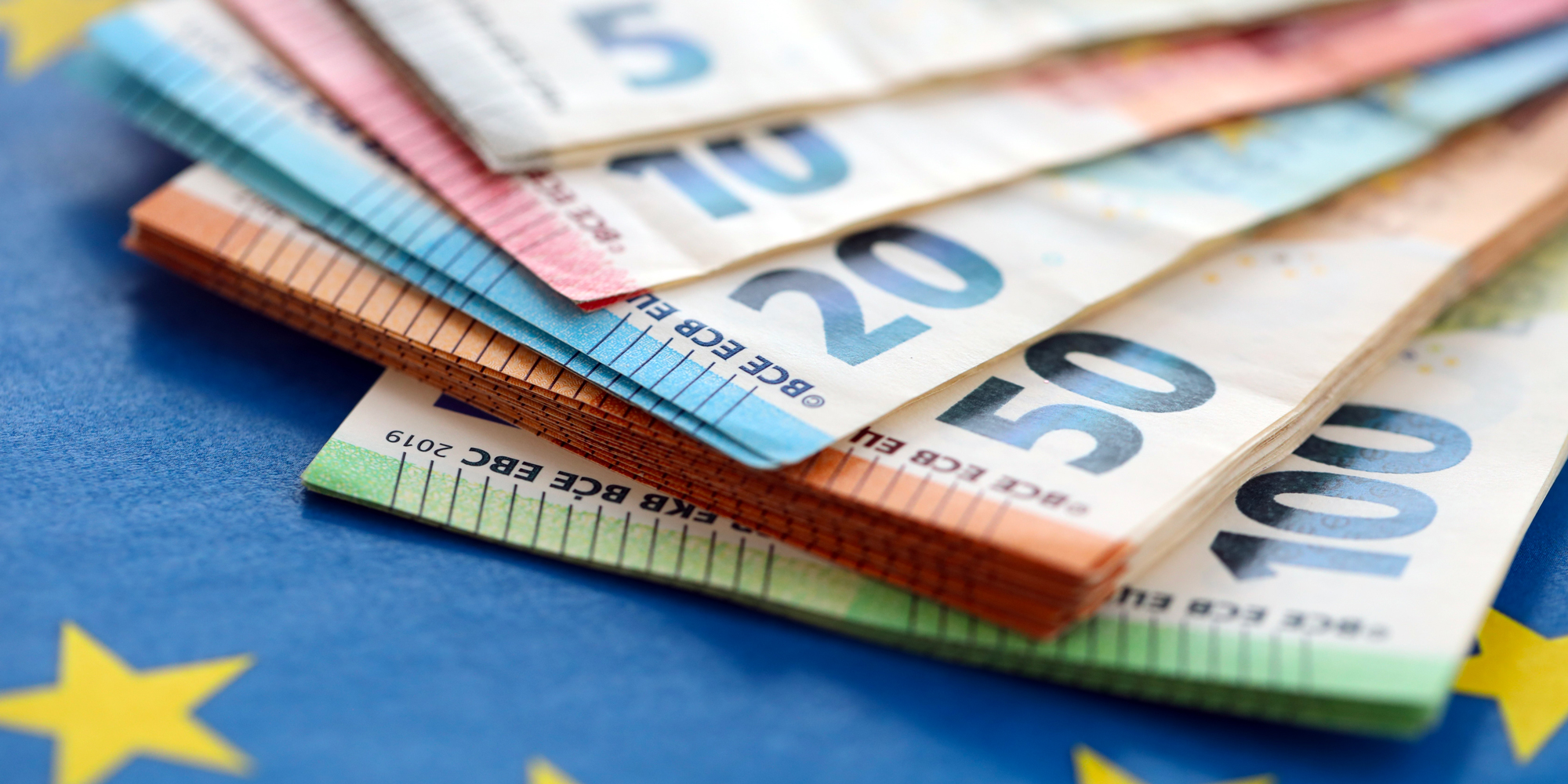 Koruna oslabila k euru i dolaru, trhy znervózněly Koruna oslabila k euru i dolaru, trhy znervózněly